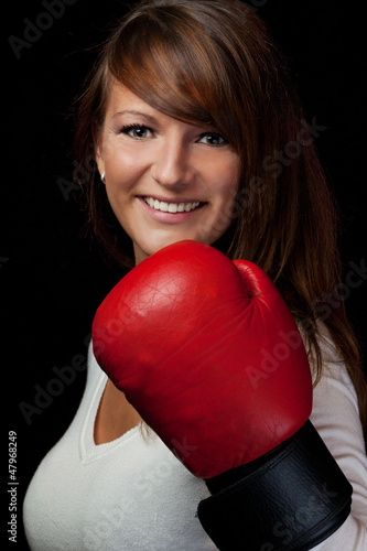 Photo: frau mit rotem boxhandschuh frau mit rotem boxhandschuh
