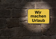 Gelbes Schild - wir machen Urlaub