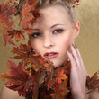 Junge Frau im Herbst Style