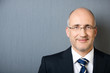 lächelnder mann im anzug