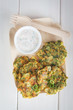 Schale mit Zucchini Bratlingen