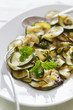 Nahaufnahme marinierter Zucchini.
