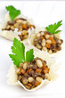 Foto: Hülsenfrüchte-Salat in der Parmesan-Schale Hülsenfrüchte-Salat in der Parmesan-Schale