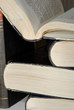 Stapel uralter vergilbter Bücher, Hochformat Detail