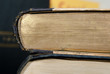 uralte Bücher, Schnitt mit Goldlack