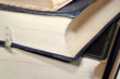 gestapelte antike Bücher, vergilbt