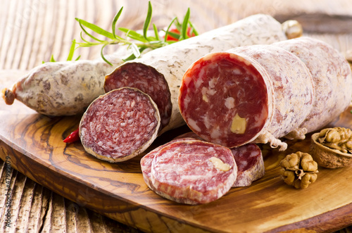 Photo: Salami auf dem Holzbrett Salami auf dem Holzbrett