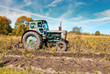 Foto: Old tractor in the field Old tractor in the field