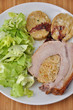 Gefüllter Schweinebraten mit Semmelknödel und Salat