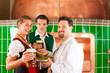 Foto: Wirtsleute mit ihrem Braumeister in Brauerei Wirtsleute mit ihrem Braumeister in Brauerei