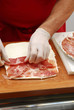 Manos preparando comida rápida, sandwich.