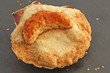 Une coquille saint jacques sur une ardoise