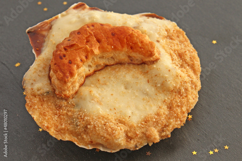 Photo: Une coquille saint jacques sur une ardoise Une coquille saint jacques sur une ardoise