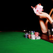 Frau mischt Pokerkarten