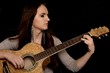 femme avec guitare