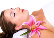 SPA: Junge Frau entspannt in Wellness-Center mit Lilie