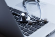 Stethoskop liegt auf Laptop