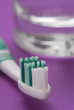 Higiene dental,cepillo de dientes y vaso de agua.