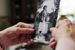 seniorin mit altem foto aus ihrer jugend