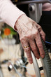 hand einer seniorin im rollstuhl