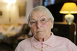 Porträt einer Seniorin mit Brille 