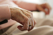 Faltige Hand einer seniorin