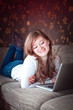 frau mit laptop zuhause