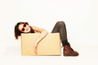 Mädchen mit Sonnenbrille zieht um