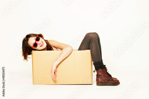 Photo: Mädchen mit Sonnenbrille zieht um Mädchen mit Sonnenbrille zieht um