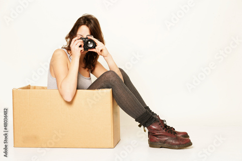 Photo: Mädchen im Karton mit Kamera Mädchen im Karton mit Kamera