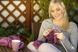 Hübsche Frau mit Strickzeug auf der Terrasse