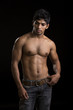 Foto: Healthy muscular young man on dark background. Healthy muscular young man on dark background.
