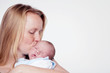 Mutti küsst Baby