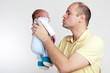 der lustige Papa mit seinem Baby