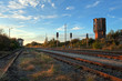 HDR-alte eisenbahngleise mit zerfallenen Wasserturm