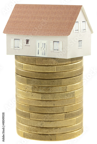 Photo: maison sur pile de pièces maison sur pile de pièces