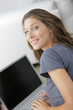 Foto: Attractive woman working on laptop Attractive woman working on laptop