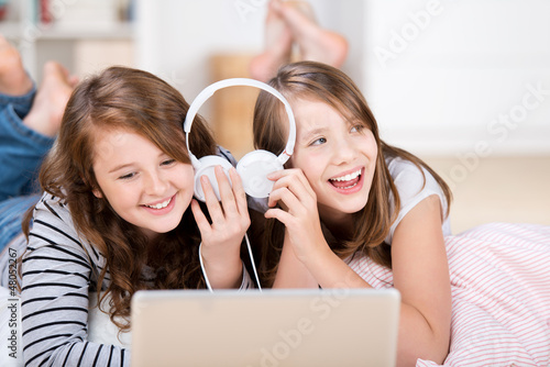 Photo: zwei mädchen hören zusammen musik zwei mädchen hören zusammen musik