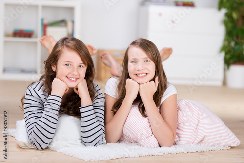 Photo: zwei freundinnen zu hause zwei freundinnen zu hause