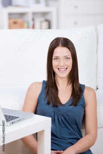 Photo: frau mit laptop zu hause frau mit laptop zu hause