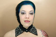 jeune femme aux cheveux bleus, piercings et tatouage