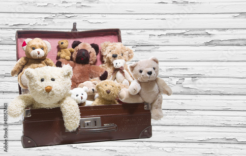 Photo: Alte Teddybären in einem alten Koffer Alte Teddybären in einem alten Koffer
