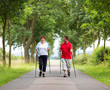 Foto: Paar beim Nordic Walking Paar beim Nordic Walking