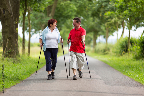 Photo: Paar beim Nordic Walking Paar beim Nordic Walking