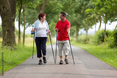 Photo: Paar beim Nordic Walking Paar beim Nordic Walking