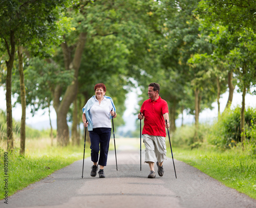 Photo: Paar beim Nordic Walking Paar beim Nordic Walking