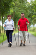 Foto: Paar beim Nordic Walking Paar beim Nordic Walking