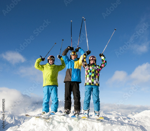 Photo: Drei Teenager mit Skistöcken nach oben Drei Teenager mit Skistöcken nach oben