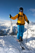 Glücklicher Skifahrer mit Daumen hoch