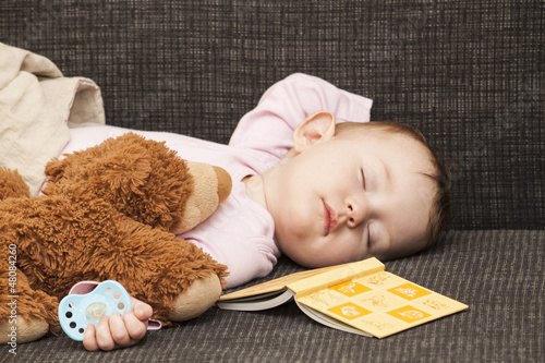 Photo: Baby schläft auf Sofa Baby schläft auf Sofa